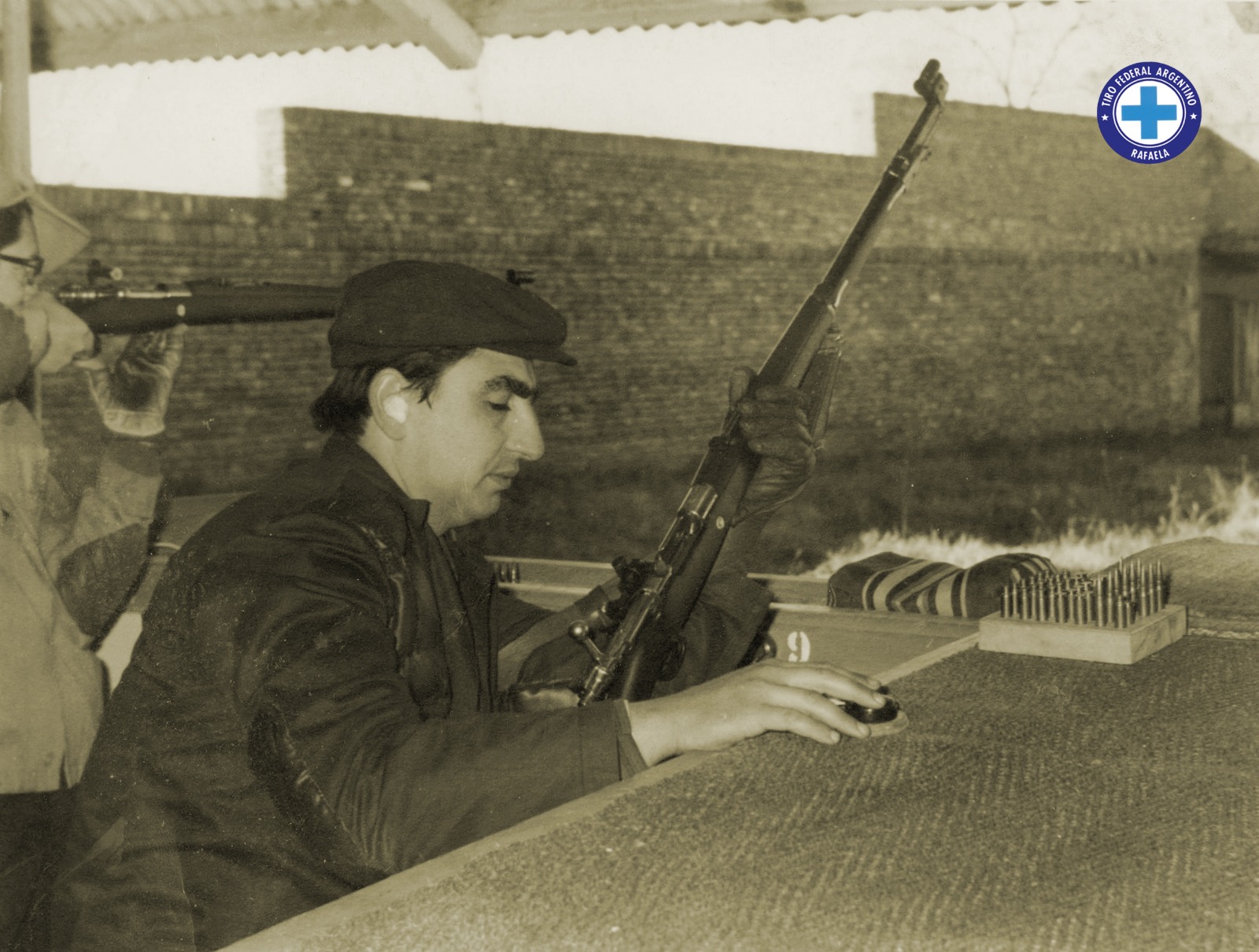 Tirador con carabina en el polígono TFAR, circa 1970