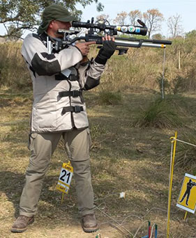 Tirador con carabina neumática en posición de parado — competencia TFAR