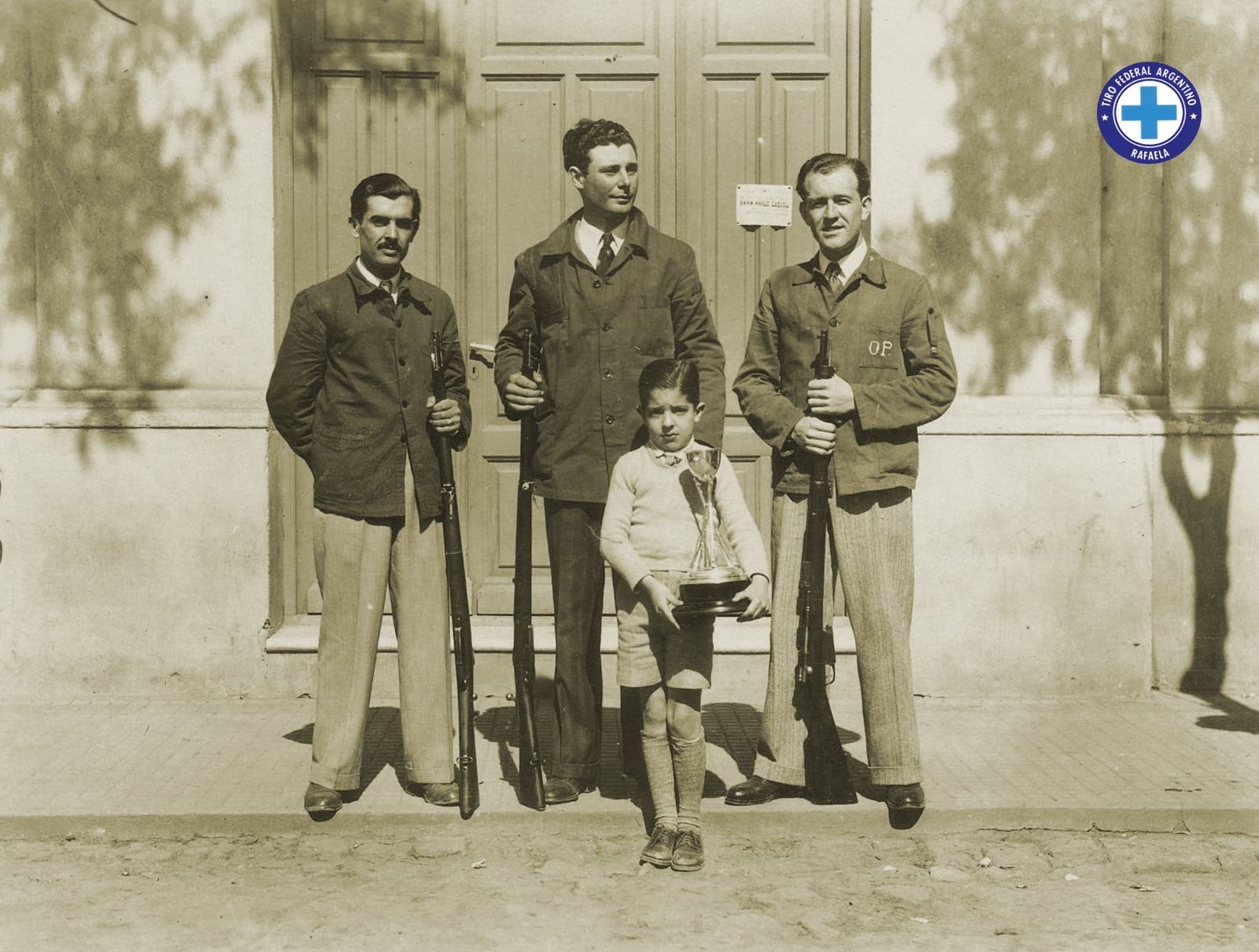 Tiradores con trofeo TFAR