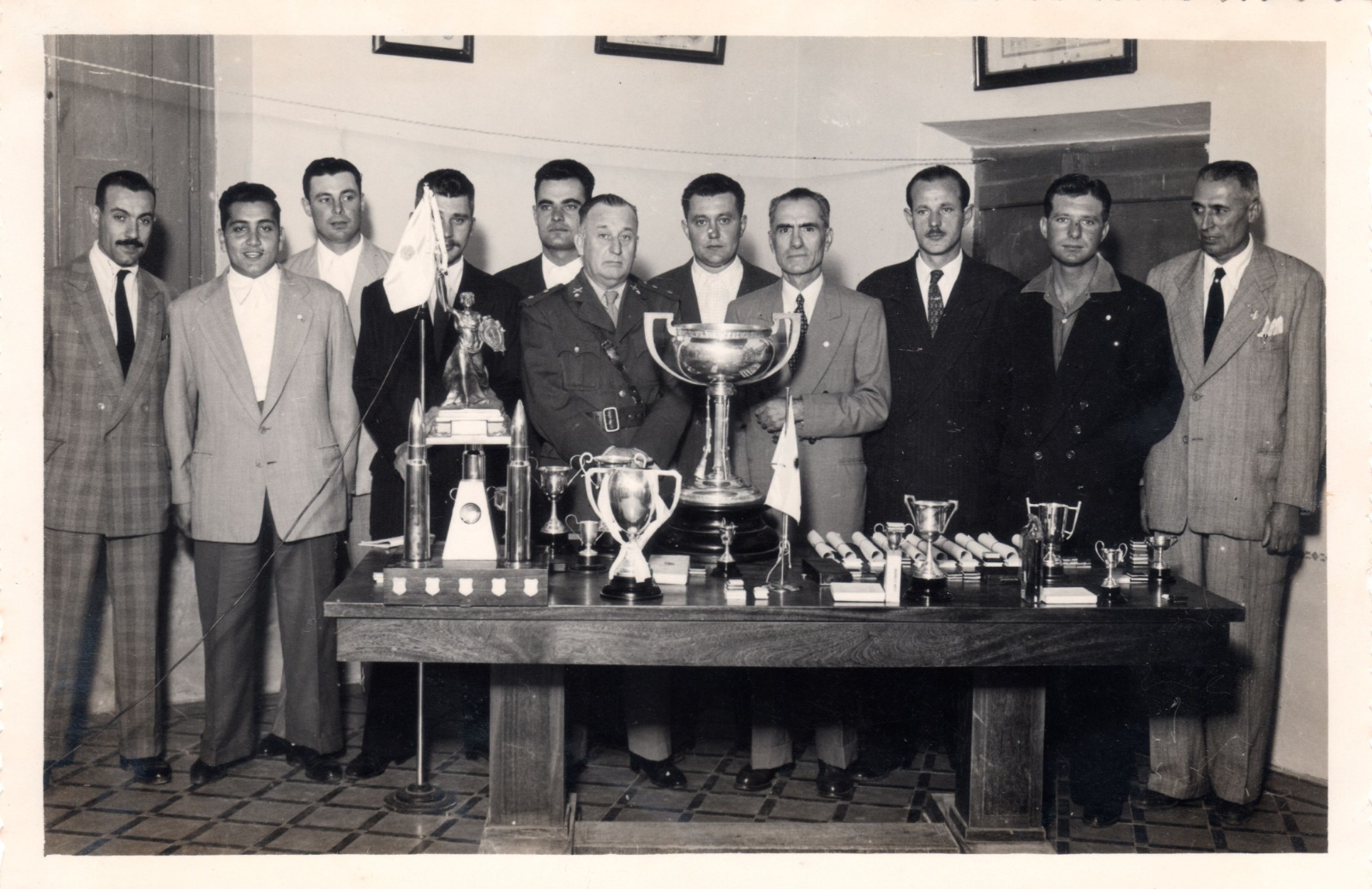 Comisión directiva TFAR con trofeos